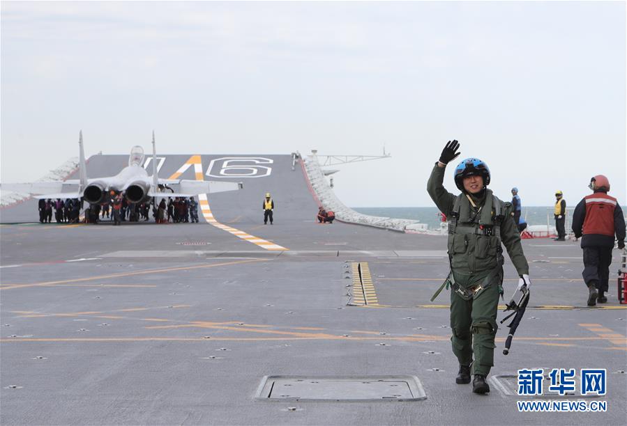 (圖文互動)(8)首批從高中招收的艦載戰(zhàn)斗機飛行員成功完成航母資質(zhì)認證