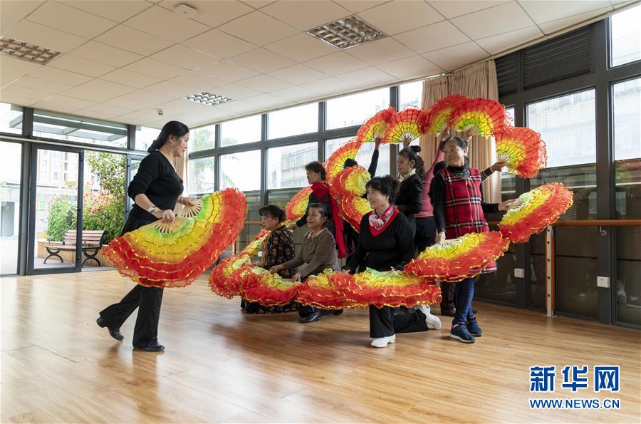 (五中全會精神在基層·圖文互動)(2)許你一個暖暖的“人生秋天”——看“春城”這座小樓如何盤活養老事業