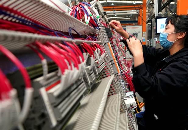 4月21日,在位于河南省許昌市的許繼電氣股份有限公司內(nèi),工作人員在生產(chǎn)線上作業(yè)。新華社記者李安攝