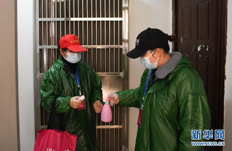 (習近平致敬的戰“疫”英雄·社區工作者篇·圖文互動)(9)他們,堅守一線戰風雨