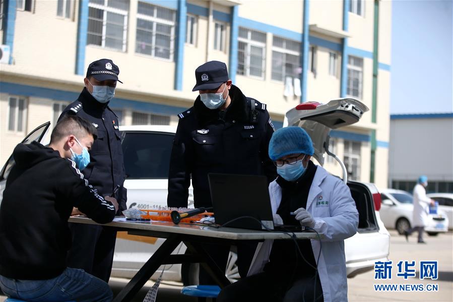 (習(xí)近平致敬的戰(zhàn)“疫”英雄·公安干警篇·圖文互動)(3)他們,抗疫一線鑄警魂