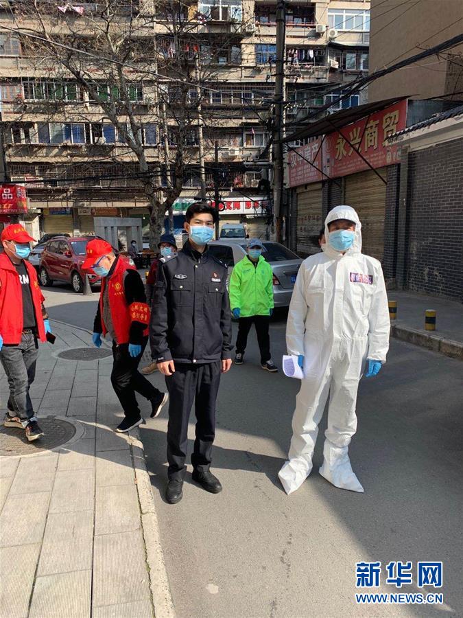 (習(xí)近平致敬的戰(zhàn)“疫”英雄·公安干警篇·圖文互動)(6)他們,抗疫一線鑄警魂