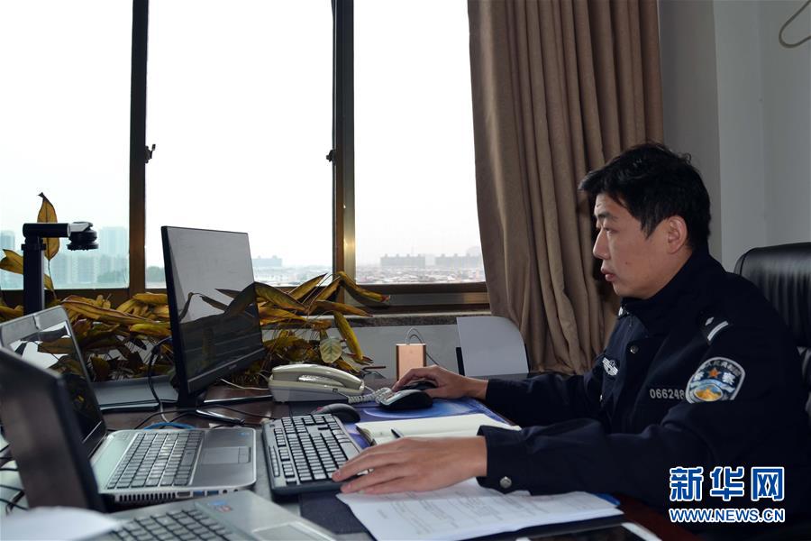 (習(xí)近平致敬的戰(zhàn)“疫”英雄·公安干警篇·圖文互動)(8)他們,抗疫一線鑄警魂