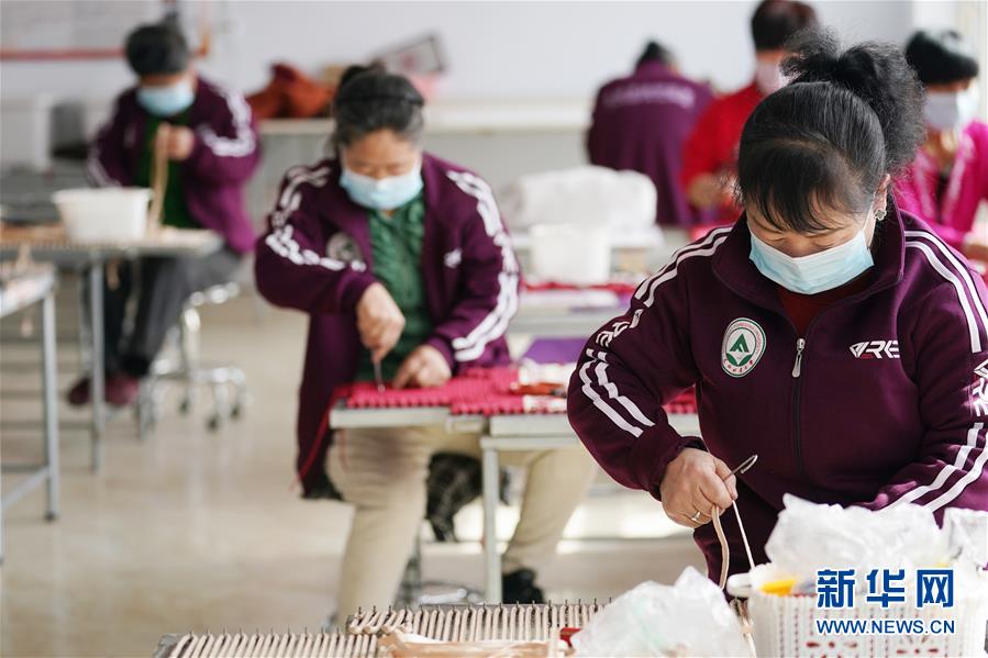 (在習近平新時代中國特色社會主義思想指引下——新時代新作為新篇章·習近平總書記關切事·圖文互動)(4)讓貧困勞動力端穩就業的“飯碗”——各地就業扶貧不松勁鞏固脫貧成果