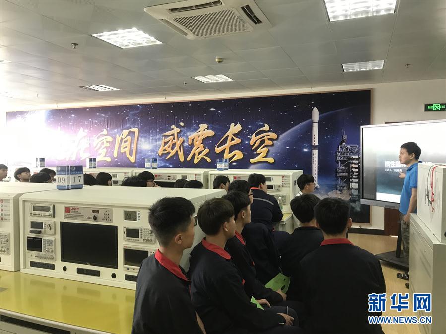 (總書記推動(dòng)的改革身邊事·教育改革篇·圖文互動(dòng))(5)特寫:“95后”上海職校生:“我的工牌上印著‘中國航天’”