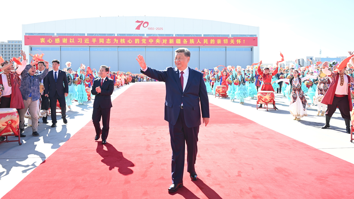 習(xí)近平在出席新疆維吾爾自治區(qū)成立70周年慶?；顒?dòng)后返回北京