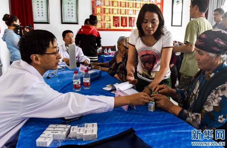 新疆：援疆干部進農家