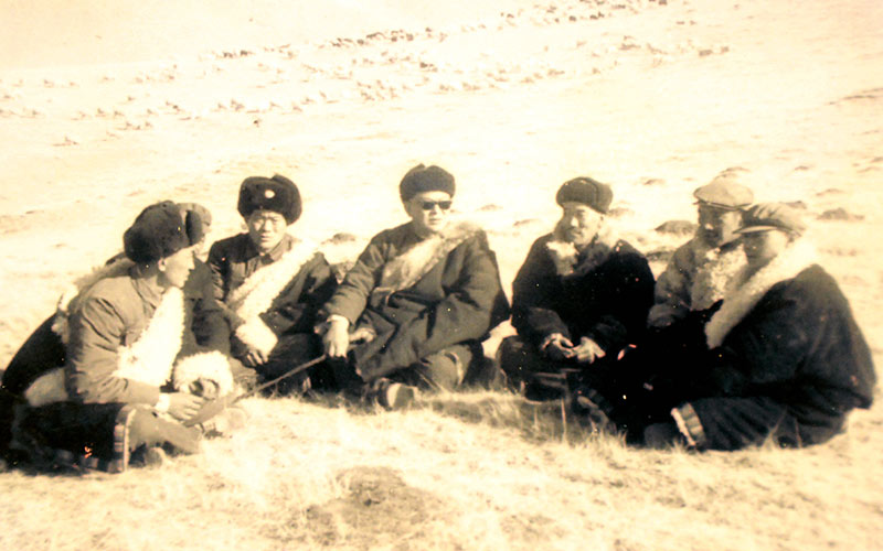 個人干凈，一生不褪的底色——四論向尕布龍同志學習