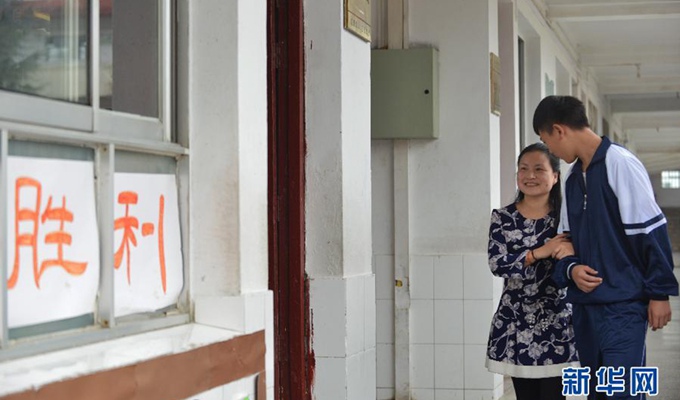 劉芳在學生協助下,前去上課