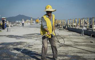 南京:“三伏”天里修大橋