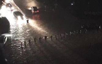 暴雨中的“最美人墻”找到了!