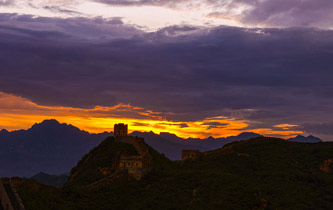 河北承德:雨后金山嶺長城現壯美晚霞