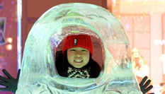 哈爾濱:五彩冰雕扮靚中央大街