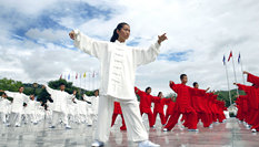 甘肅平涼:古鎮上演萬人太極拳表演