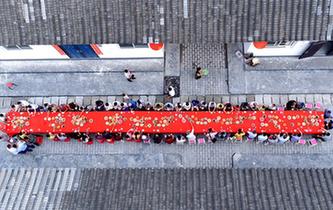 湖北宣恩:易地搬遷安置點擺起“合攏宴”