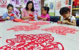 河北石家莊:暑期兒童學手工