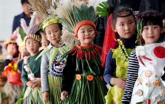 浙江:金華浦江縣“果蔬寶寶”演繹鄉(xiāng)土風(fēng)情