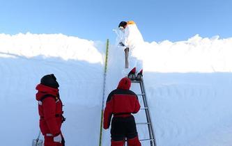 特寫:南極“白夜”采集雪坑樣品記