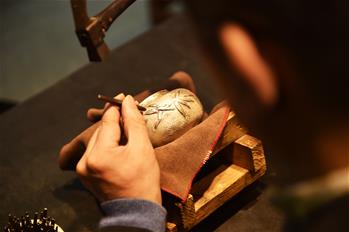 花絲鑲嵌:錘音千萬響 花絲分毫嵌