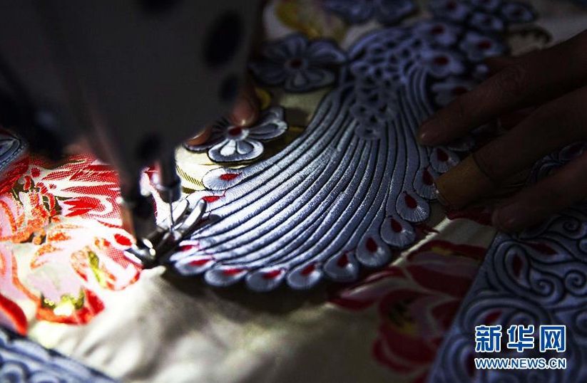 貴州黔西:趕制新衣迎新年