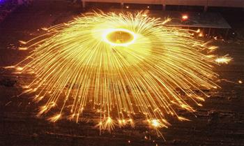 河北遵化:打樹花迎元宵