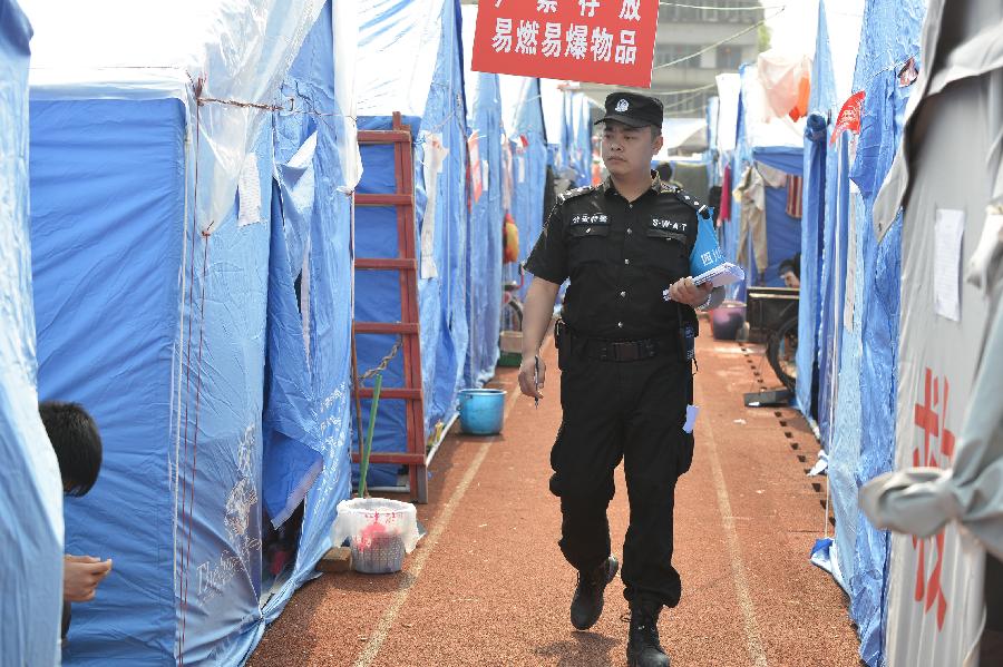 災區安置點的守護者 群眾心里的暖心人——記蘆山災區安置點民警諶勇