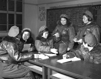 第一批女飛行員:毛澤東稱贊,細妹子不簡單,飛得好高啊