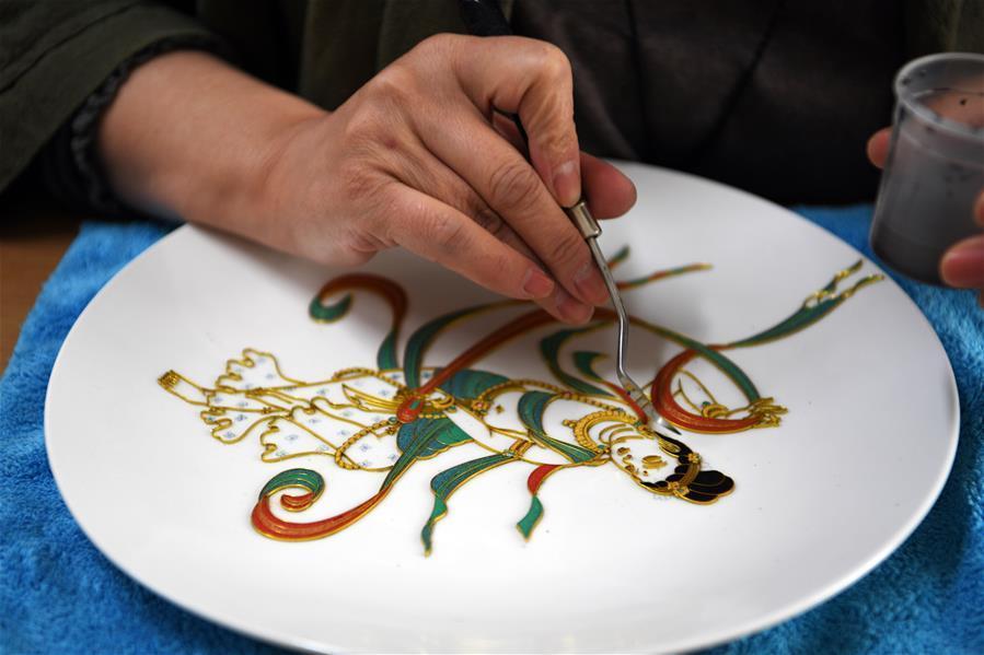 音樂教師白茜:跨界創作掐絲敦煌壁畫