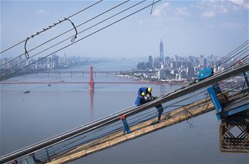 武漢:長江上空架“天梯”