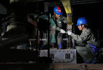 特寫:深夜搶修保萬家供電