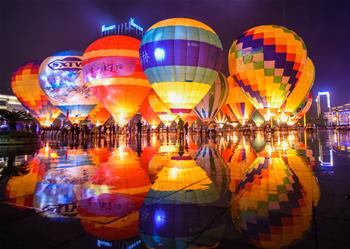 貴州興義:多彩熱氣球點亮夜空