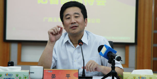 玉柴集團公司董事局主席晏平——大家可能不一定認識我,但是大家一定坐過裝配玉柴發動機的客車、公交車,因為玉柴發動機裝配在全國超過60%的客車、公交車上。玉柴發動機能夠陪伴大家上班、回家、逛街,我很自豪。我們將繼續制造更多更好的綠色產品,造福社會和百姓。