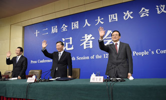 尚福林、劉士余和項(xiàng)俊波向記者揮手致意