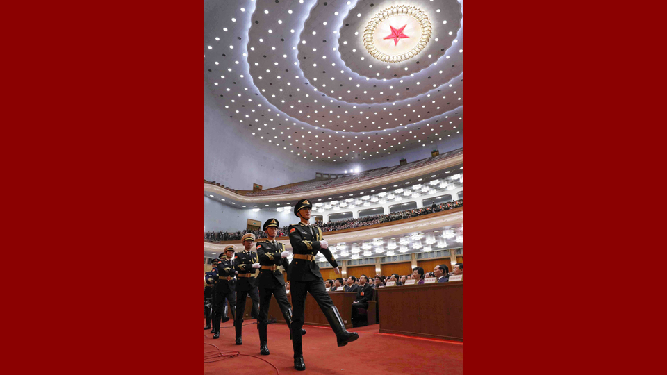 陸?？杖妰x仗兵正步行進至主席臺前