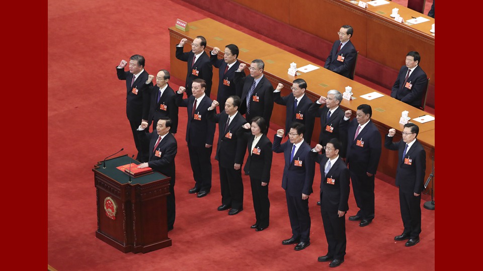 新當選的全國人大常委會副委員長、秘書長進行憲法宣誓