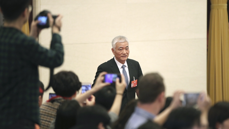 王志剛步入“部長通道”，準備接受采訪