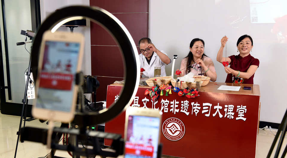 山東郯城:“網絡課堂”制香囊