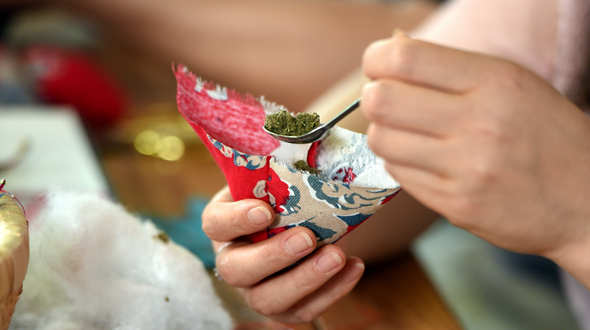 山東郯城:“網絡課堂”制香囊