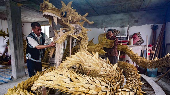 廣西龍勝:編織草龍迎端午