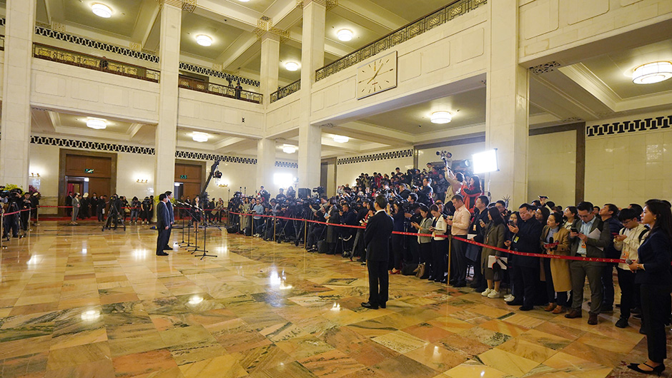 全國人大代表在“代表通道”接受采訪