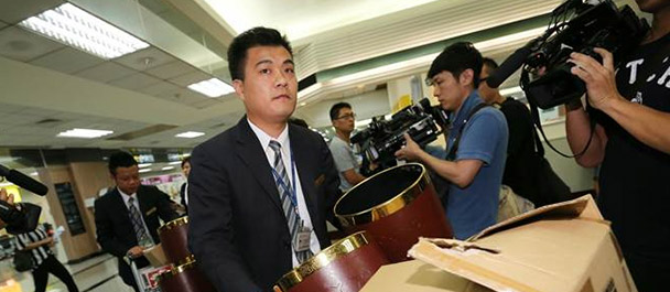 禮儀公司帶著遺體袋、骨灰壇協助處理善后