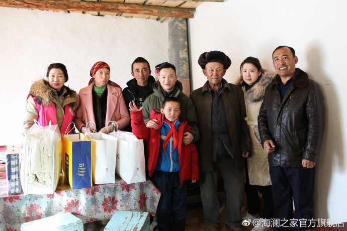 奧運冠軍體操名將楊威把溫暖帶到北疆小朋友們的家中,把體育精神與奮斗的信念,傳遞到所有北疆孩子們的心中。