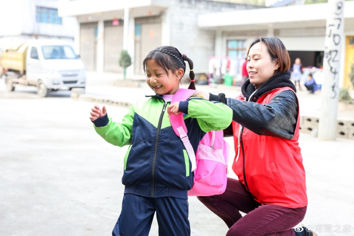 在貴州南開鄉塢鉛小學的捐贈行動中,“多一克溫暖”團隊結識了這個活潑愛笑的姑娘——李漫妮。父母很早離異,爸爸常年在外打工,7歲的她和奶奶兩人相依為命。海瀾之家給漫妮的家人也準備了羽絨服,懂事的漫妮說,想要快快長大,讓奶奶過上好日子。