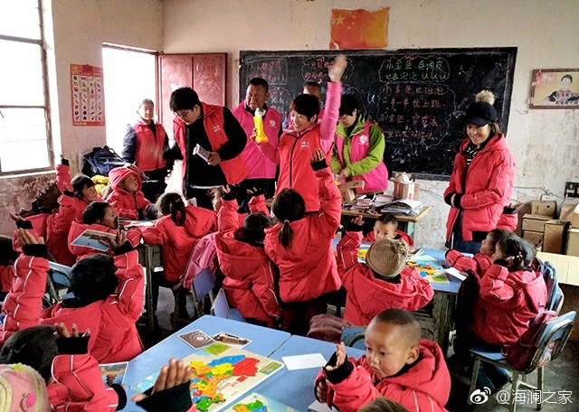 2018年,由海瀾之家攜手網易新聞打造的“多一課溫暖”課程平臺讓一間間溫暖的課堂走向深山與邊陲。帶著貼合孩子教育需求的線上內容和教師、各領域KOL及愛心人士組成的愛心團隊,海瀾之家用實際行動為孩子的教育加溫,踐行“多一克溫暖”。