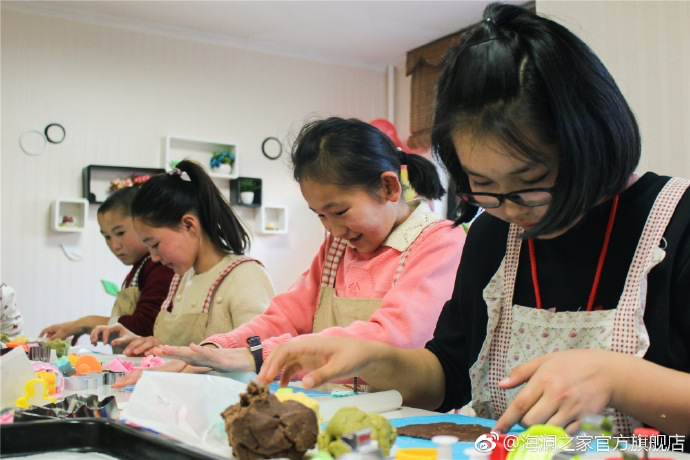 在北京,孩子們上了一節別開生面的廚藝課——手工DIY餅干。孩子們腦洞大開親自上手,從制作到出爐不僅留下了噴香的餅干,還留下了珍貴的回憶。親手做的餅干孩子們舍不得獨享,成為了回程路上最重要的“伴手禮”
