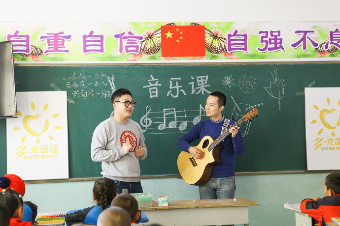 “多一克溫暖”公益活動的老朋友好妹妹樂隊,為孩子們帶來了音樂和繪畫課,用音符溫暖孩子們的心靈,用畫筆繪出更繽紛的世界。不斷匯聚的愛心,讓寒冷的北疆進入到更多人的視野當中,也讓孩子們臉上的笑容更燦爛。
