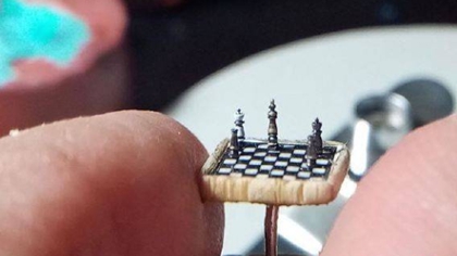 比指甲蓋還小！ 土耳其微雕藝術(shù)家雕出超小國際象棋