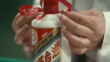 “抱團(tuán)松動(dòng)”！機(jī)構(gòu)慌了？有人急忙賣(mài)茅臺(tái)，有人連夜看周期