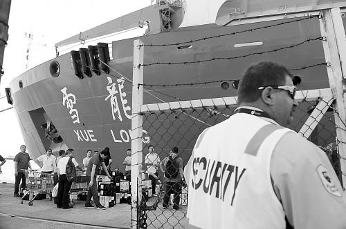 21日,雪龍?zhí)栒郎?zhǔn)備從澳大利亞的弗里曼特爾港啟程,前往MH370航班失聯(lián)疑似海域。