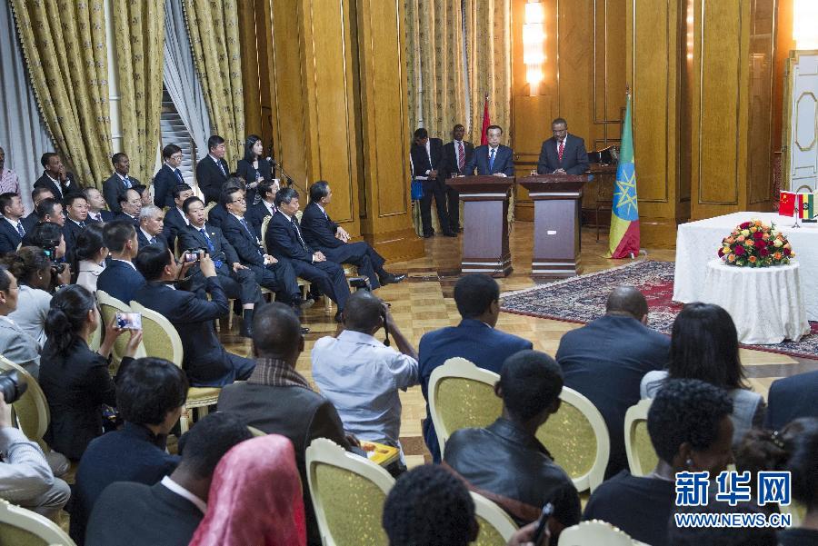 5月4日，國(guó)務(wù)院總理李克強(qiáng)在亞的斯亞貝巴與埃塞俄比亞總理海爾馬里亞姆舉行會(huì)談。這是會(huì)談后，李克強(qiáng)與海爾馬里亞姆共同會(huì)見(jiàn)記者。 新華社記者 王曄 攝